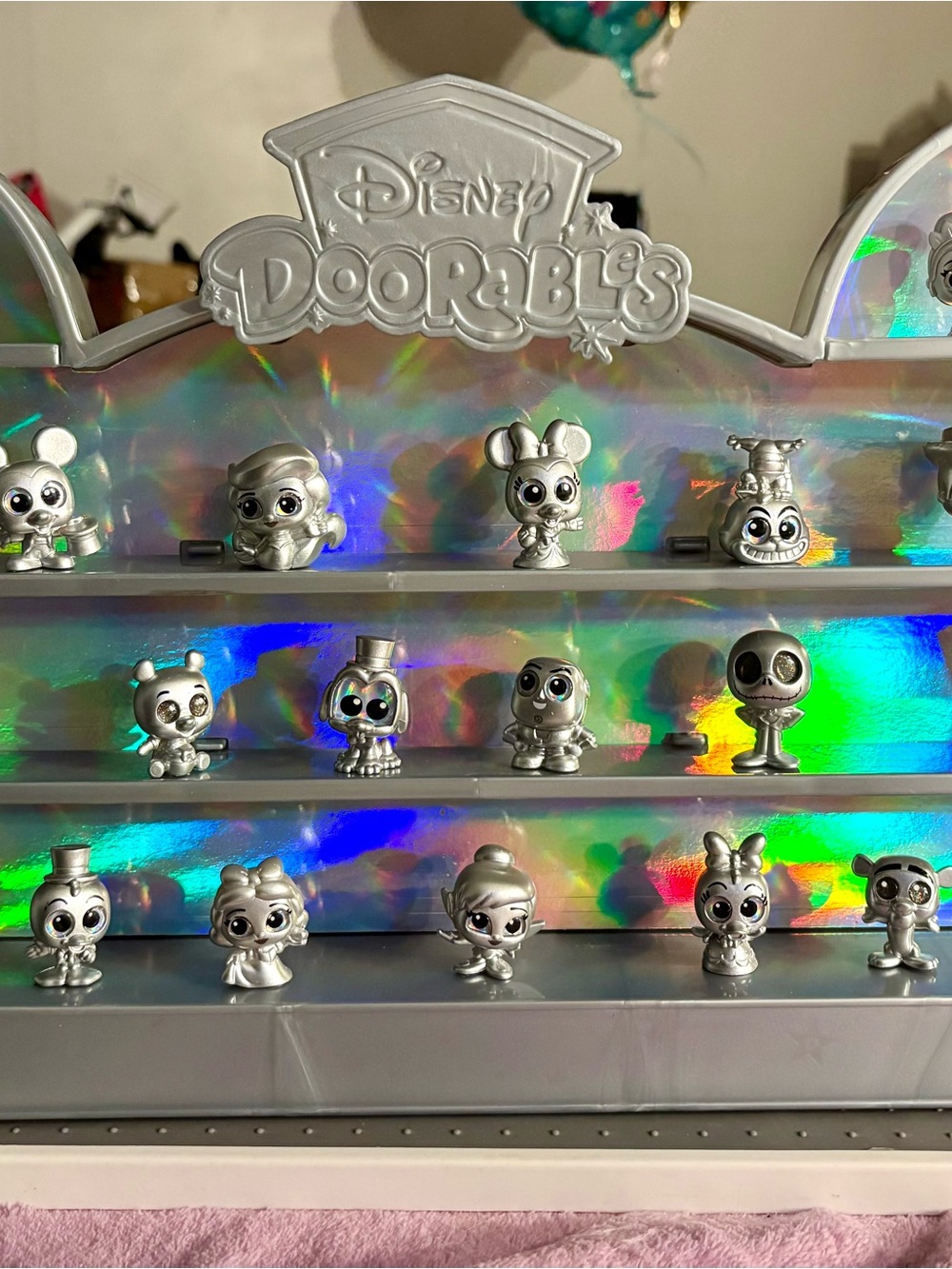 Disney Doorables D100 16 figures and Display Shelf